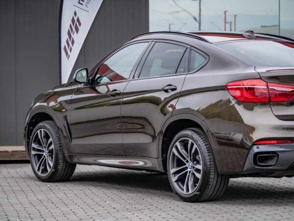carro usado e semi-novo para venda. Interior em pele. BMW X6 M M50 d xDrive castanho. MPPAIVA-Automotive o seu stand automóvel de confiança