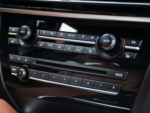 carro usado e semi-novo para venda. Interior em pele. BMW X6 M M50 d xDrive castanho. MPPAIVA-Automotive o seu stand automóvel de confiança