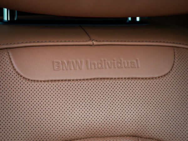 carro usado e semi-novo para venda. Interior em pele. BMW X6 M M50 d xDrive castanho. MPPAIVA-Automotive o seu stand automóvel de confiança
