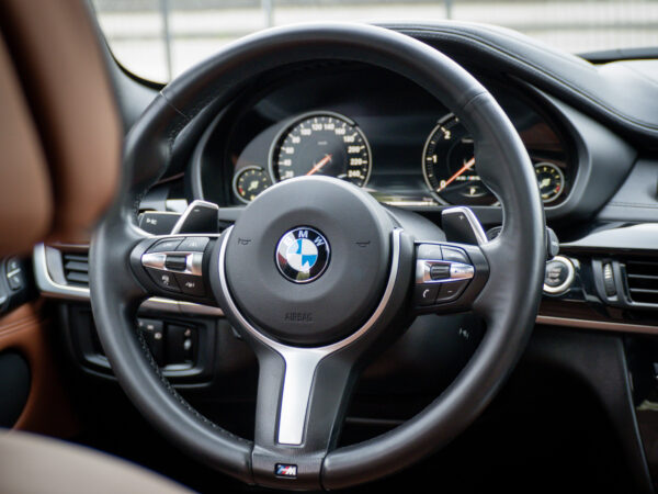 volante do BMW X6 M M50 d xDrive castanho. MPPAIVA-Automotive o seu stand automóvel de confiança